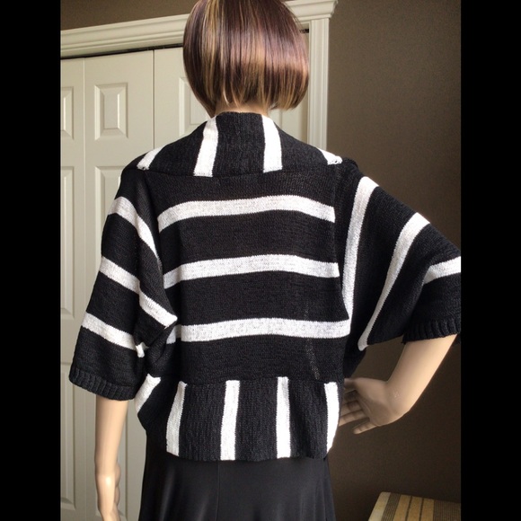 WD-NY Cream and Black Shrug - Picture 3 of 7